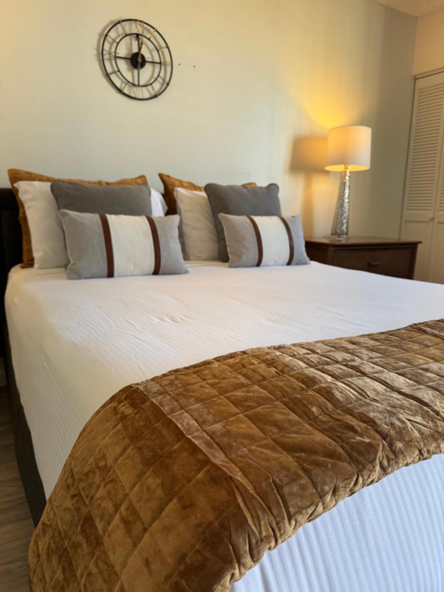 1414- Heart Of Waikiki With Kitchen - Free Parking - City View ホノルル エクステリア 写真